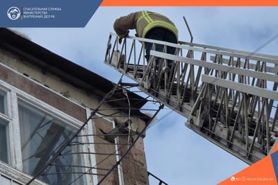 Спасатели провели демонтажные работы по ряду адресов города Раздан, предотвратив опасность