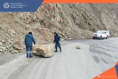 Rockfalls recorded on roadways in Armenia: rescuers removed the fallen rocks