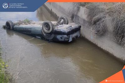 Փրկարարները վերամբարձ կռունկի օգնությամբ ավտոմեքենան դուրս են բերել ջրատարից