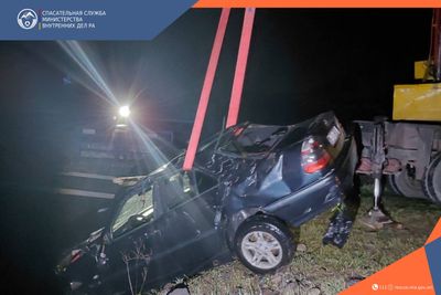 Спасатели вытащили автомобиль из реки