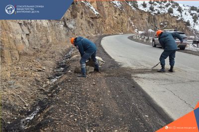 Камнепад: сотрудники МВД убрали камни с проезжей части дороги, устранив опасность
