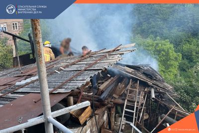 Пожар на крыше хлева: распространение пожара было предотвращено