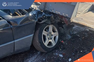 Ավտոմեքենան դուրս է եկել ճանապարհի երթևեկելի հատվածից և բախվել կայանած ավտոքարշակին 