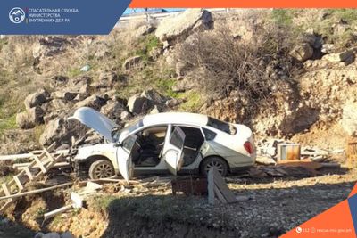 Автомобиль выехал за пределы проезжей части дороги и оказался в ущелье