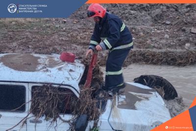 Спасатели вытащили автомобиль из реки