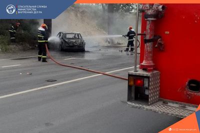 Пожарные-спасатели потушили пожар, вспыхнувший в автомобиле
