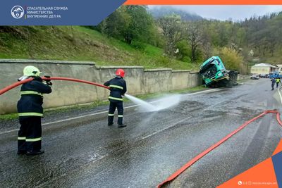 Грузовик выехал за пределы проезжей части дороги и перевернулся набок: пострадавших нет