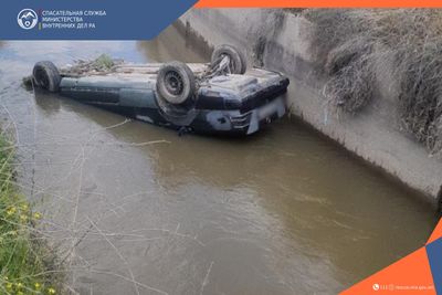 Спасатели с помощью подъемного крана вытащили автомобиль из водоотводного канала
