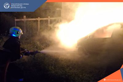 Спасатели потушили пожар, вспыхнувший в автомобиле: пострадавших нет