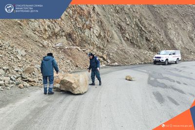 На автодорогах РА зафиксированы камнепады: спасатели убрали камни