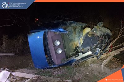 Автомобиль выехал за пределы проезжей части дороги и врезался в придорожные деревья