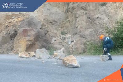 Փրկարարները հեռացրել են երթևեկելի հատվածի քարերը․ ճանապարհը դարձել է երկկողմանի երթևեկելի