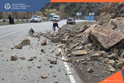 Rescuers removed the stones from the roadway: the traffic flow was restored