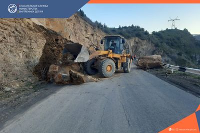 Камнепад на дороге, ведущей из автодороги М-2 в сторону города Джермук: двустороннее движение восстановлено