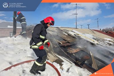 Հրշեջ-փրկարարները մարել են տների տանիքներում բռնկված հրդեհը 