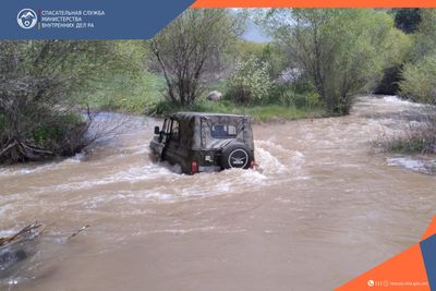 Спасатели вытащили автомобиль из реки