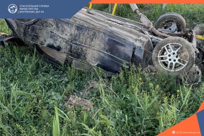 Автомобиль выехал за пределы проезжей части дороги и оказался посреди поля: есть пострадавший