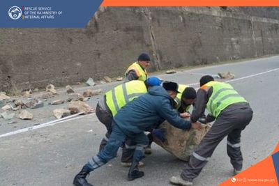 Rockfalls on the roadways in Syunik Province: traffic flow was restored