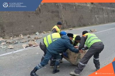 Սյունիքի մարզի ավտոճանապարհներին տեղի են ունեցել քարաթափումներ. երթևեկությունը վերականգնվել է