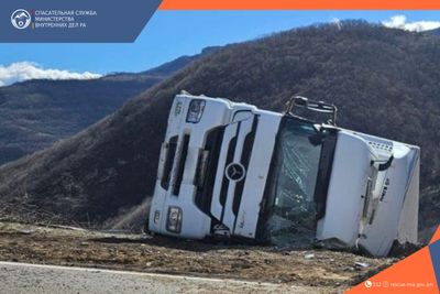 Грузовик выехал за пределы проезжей части дороги и перевернулся набок