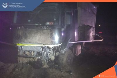 Բեռնատարը դուրս է եկել ճանապարհի երթևեկելի հատվածից և հայտնվել դաշտամիջյան հատվածում