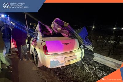Ավտոմեքենան բախվել է ճամփեզրի երկաթե արգելապատնեշներին․ կան տուժածներ