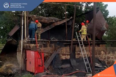Пожарные-спасатели потушили пожар, вспыхнувший на крыше хлева: пострадавших нет