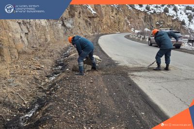 Քարաթափում․ ՆԳՆ ծառայողները քարերը հեռացրել են ճանապարհի երթևեկելի հատվածից՝ կանխելով վտանգը