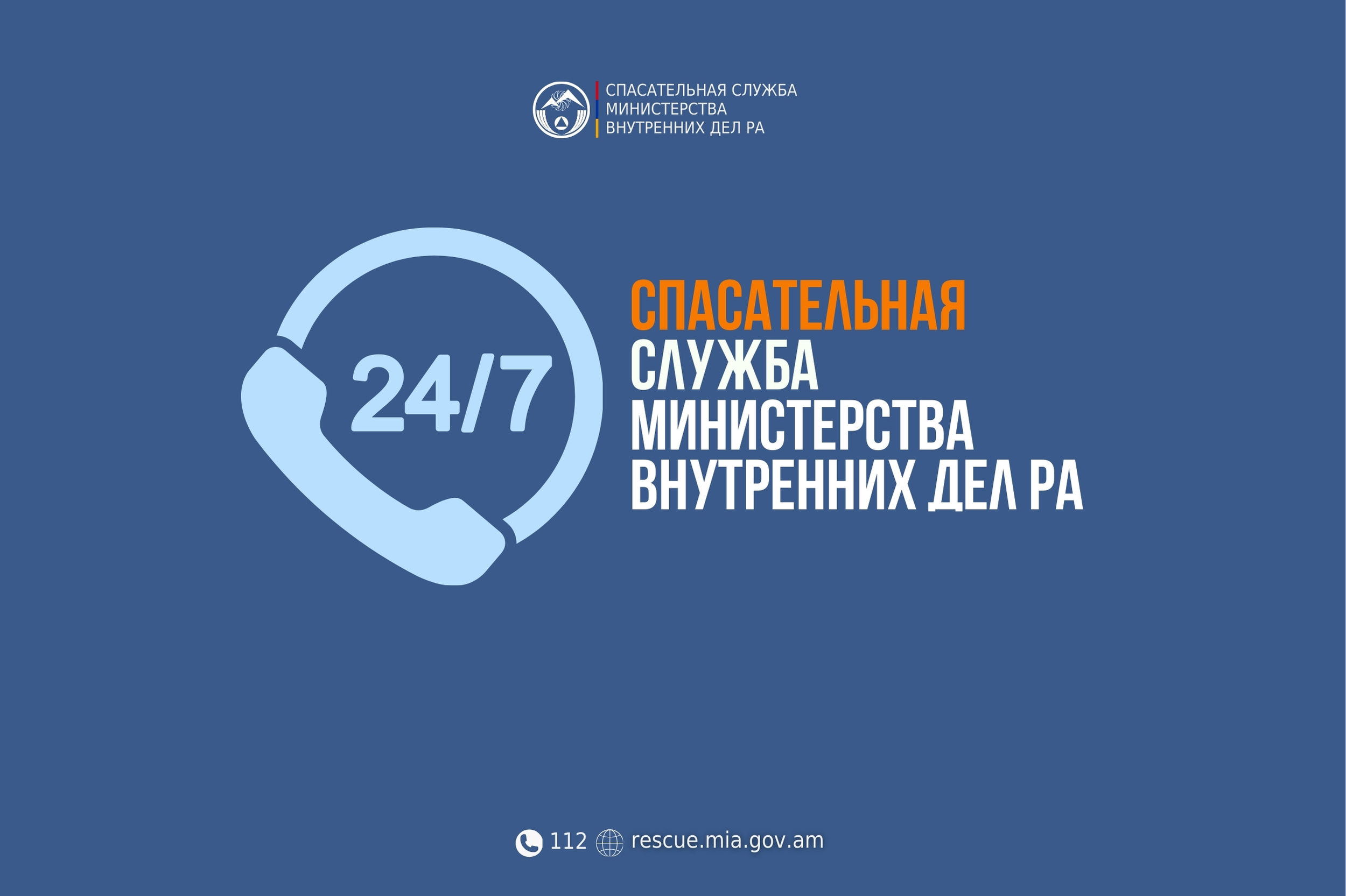 Спасатели доставили на носилках к машине скорой помощи гражданина, повредившего ногу