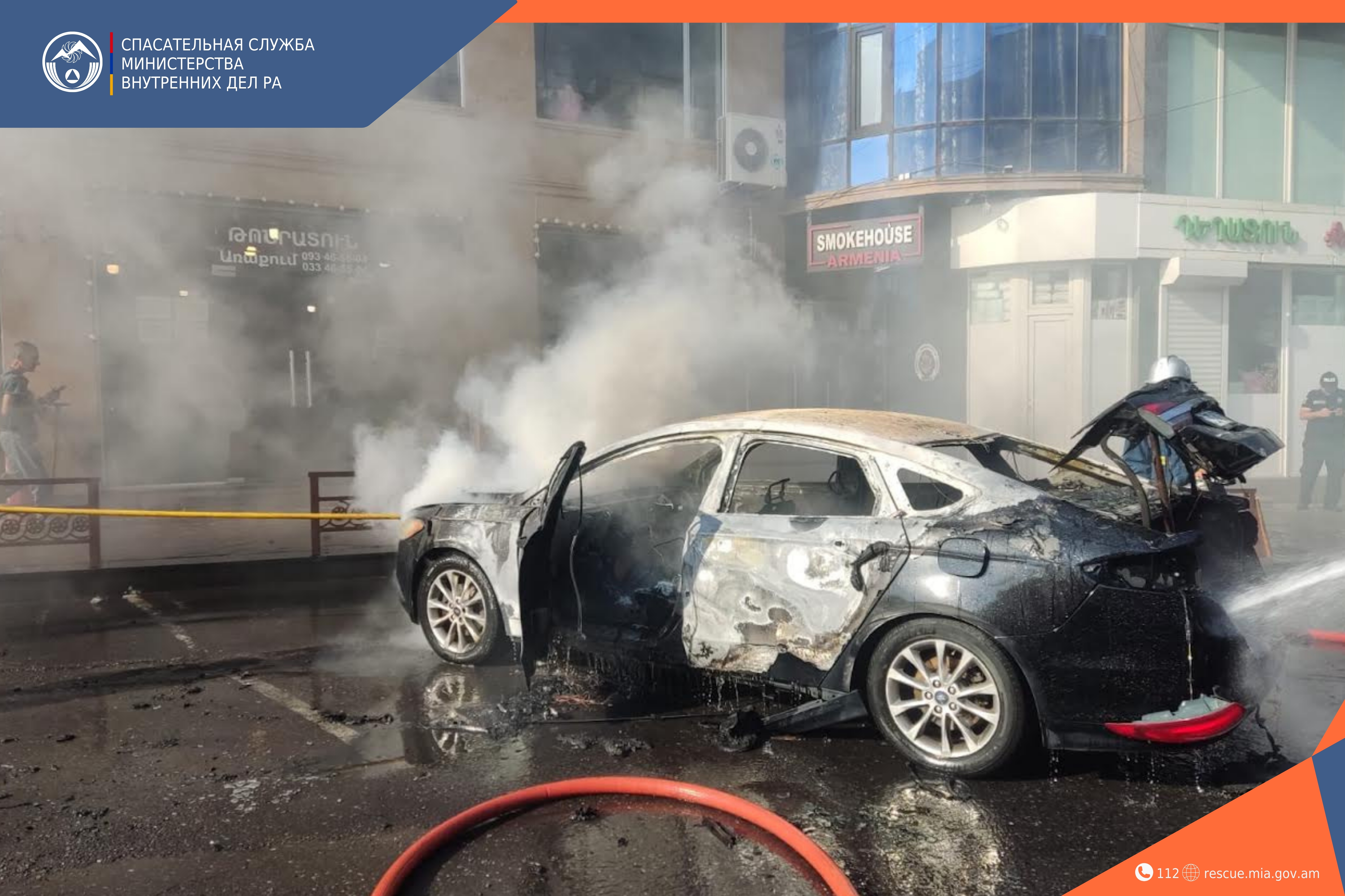 Пожарные-спасатели потушили пожар, вспыхнувший в автомобиле