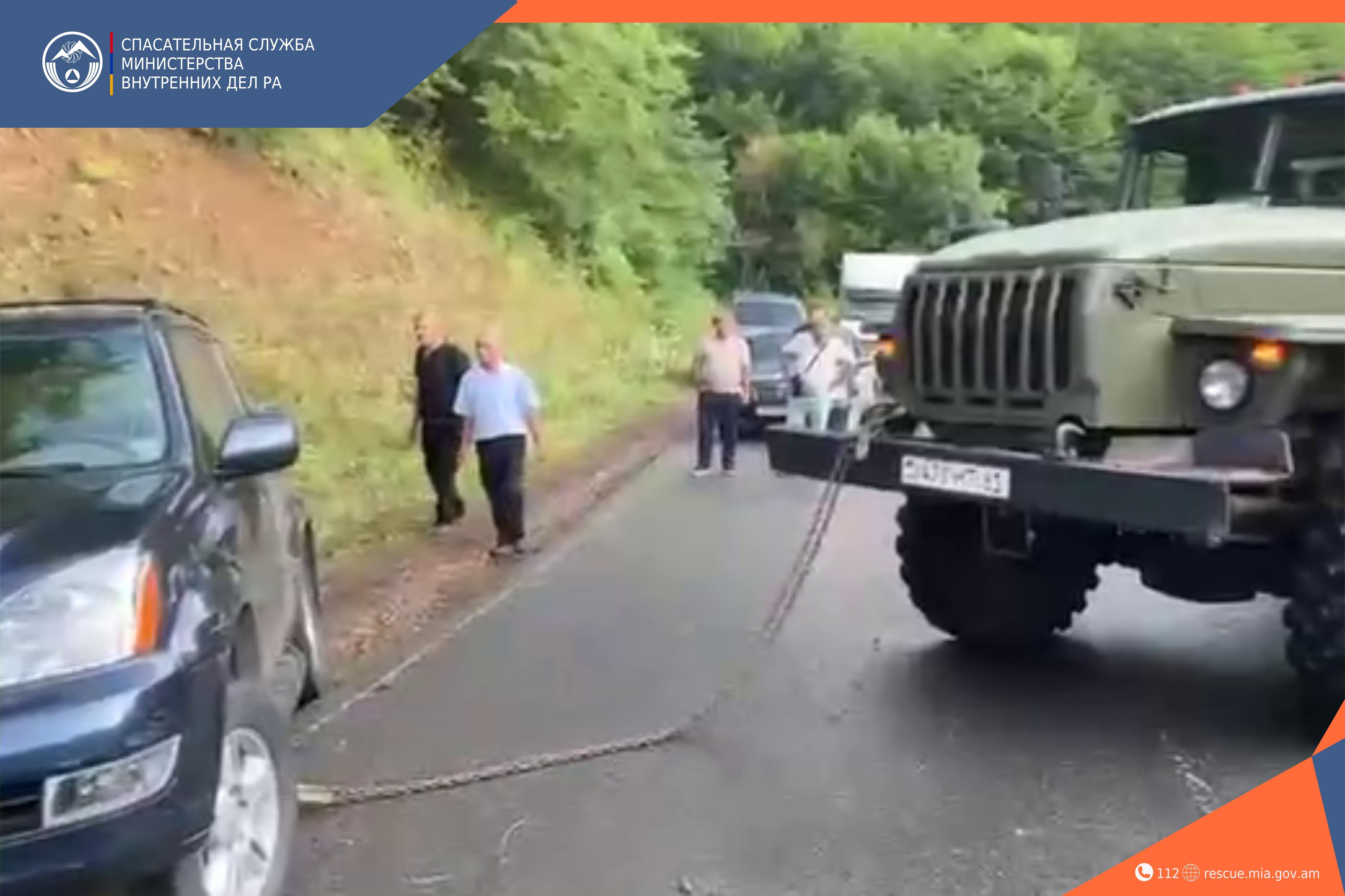 Спасатели подоспели на помощь водителю перевернувшегося автомобиля: пострадавших нет
