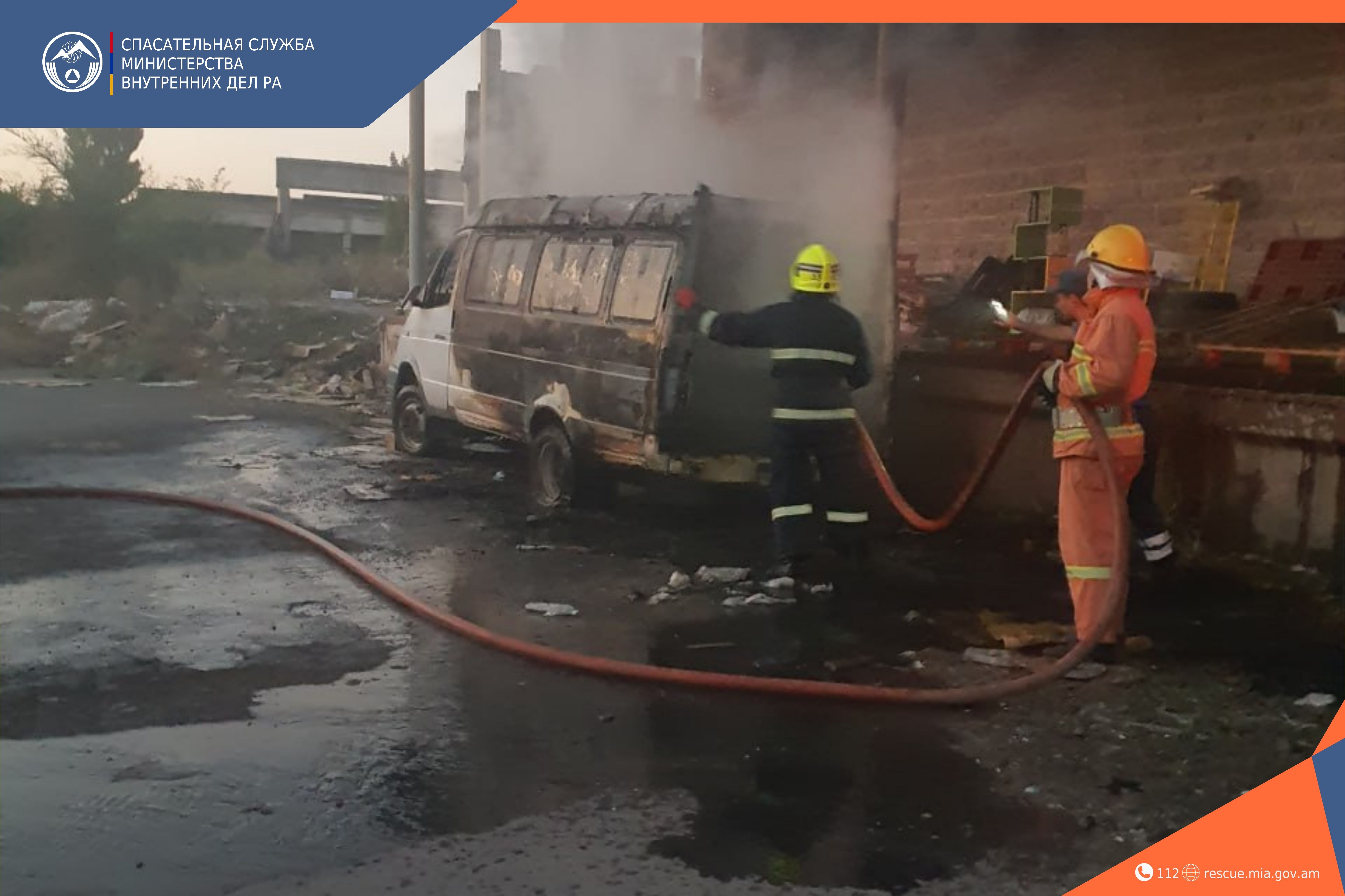 Пожарные-спасатели потушили пожар, вспыхнувший в грузовом автомобиле