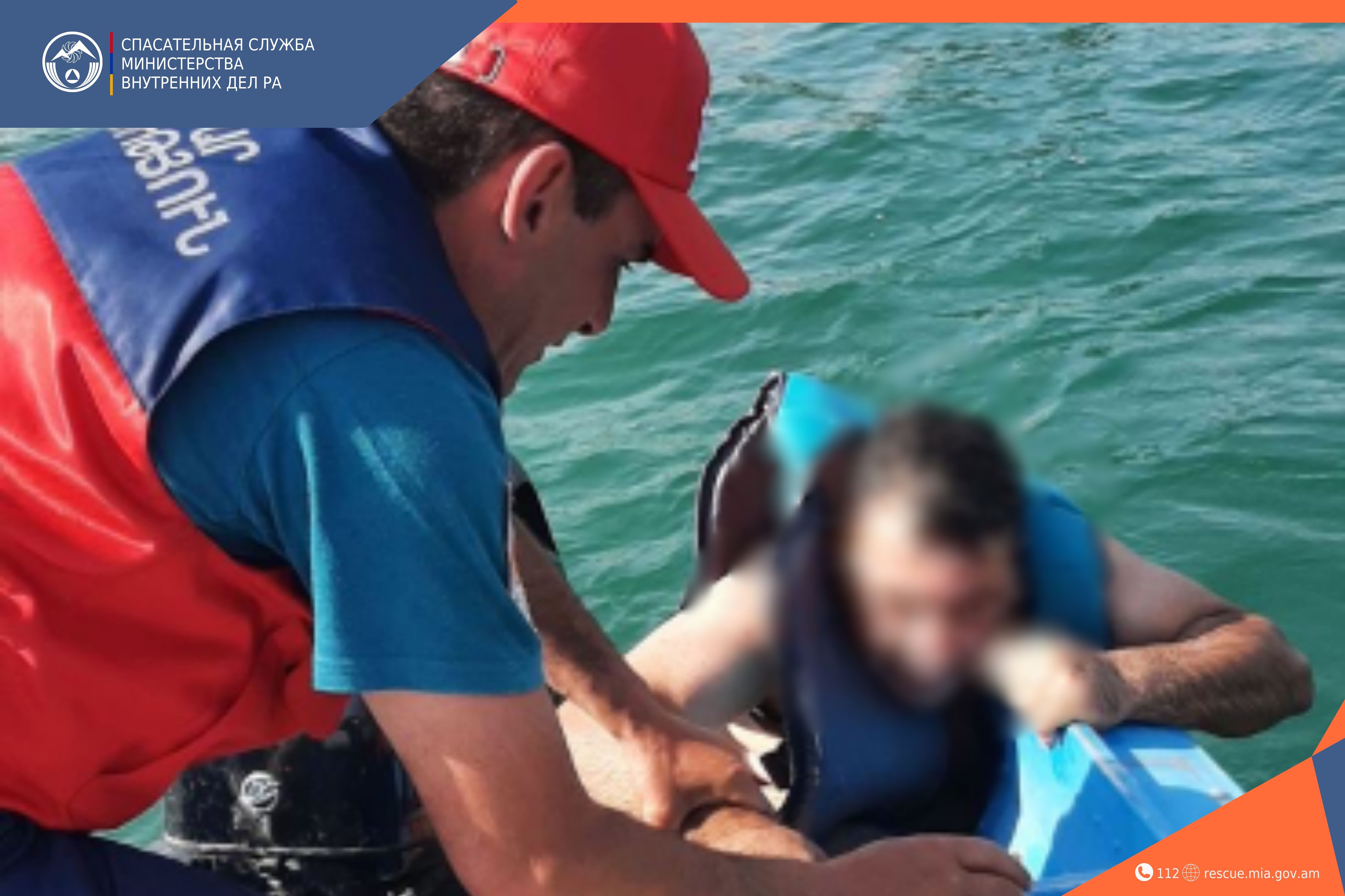 Водные спасатели вытащили гражданина на берег: его жизни ничего не угрожает