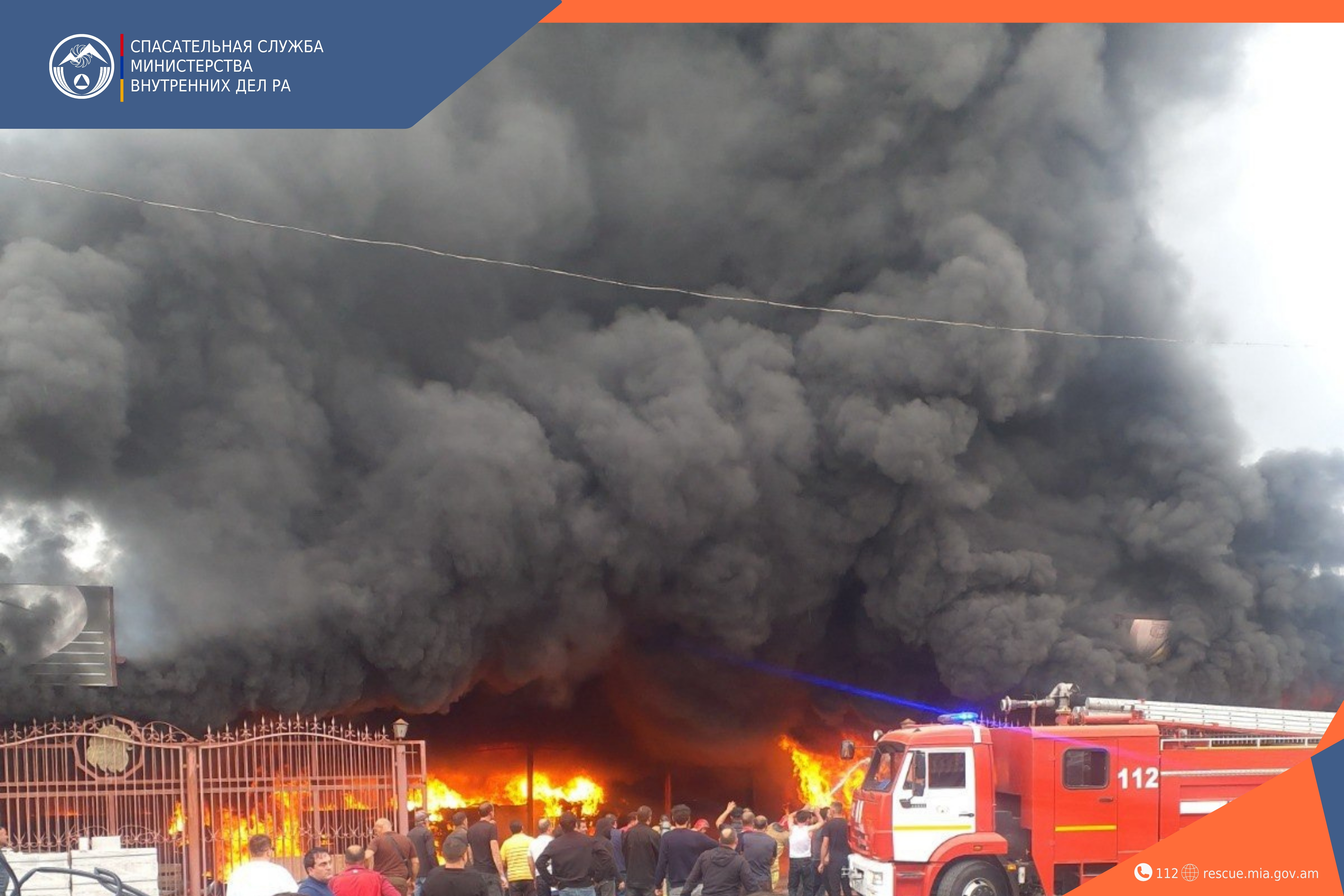 Пожарные-спасатели потушили пожар, вспыхнувший на складе стройматериалов